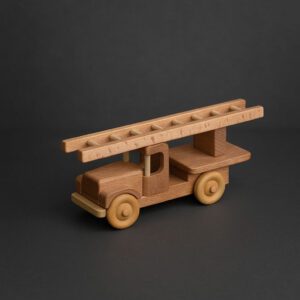 Kézzel készült fa létrás tűzoltóautó játék vintage stílusban, natúr fából, stúdiófotón, sötétszürke háttérrel