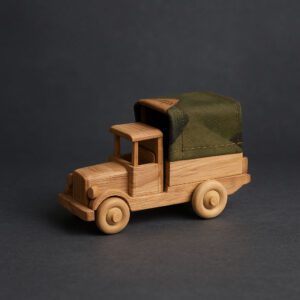 Kézzel készült vintage stílusú fa játék katonai teherautó zöld ponyvával, natúr fából, játékként, gyűjtőknek és dekorációként is.