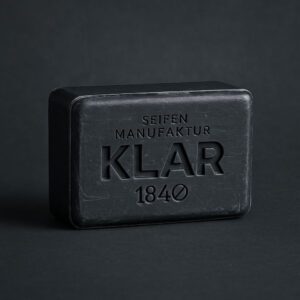 Fekete aktívszén szappan a Klar Seifenmanufaktur márkától, 100 grammos természetes natúrkozmetikum vintage stílusban, stúdiófotón