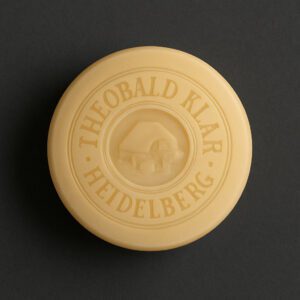 Női vagy férfi Theobald Klar Heidelberg vintage szappan enyhén döntött fenti oldalnézetből, 150g-os prémium fürdőszappan sötétszürke stúdióháttérrel és részletes dombornyomással.