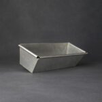 Galvanizált bádog balkonláda 52x20x14 cm méretben, vintage stílusban, kültéri növénytartóként vagy dekorációként használható