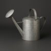 Galvanizált bádog locsolókanna vintage stílusban, fém fogantyúval és széles szórófejjel – kerti öntözéshez ideális