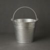 Vintage stílusú, horganyzott fém vödör 10 literes űrtartalommal, bádog, letisztult stúdióháttérrel fotózva