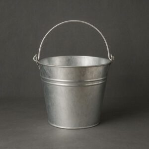 Vintage stílusú, horganyzott fém vödör 10 literes űrtartalommal, bádog, letisztult stúdióháttérrel fotózva